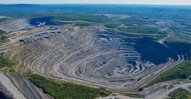В Іспанії кар’єр глибиною 300 метрів став штучним озером